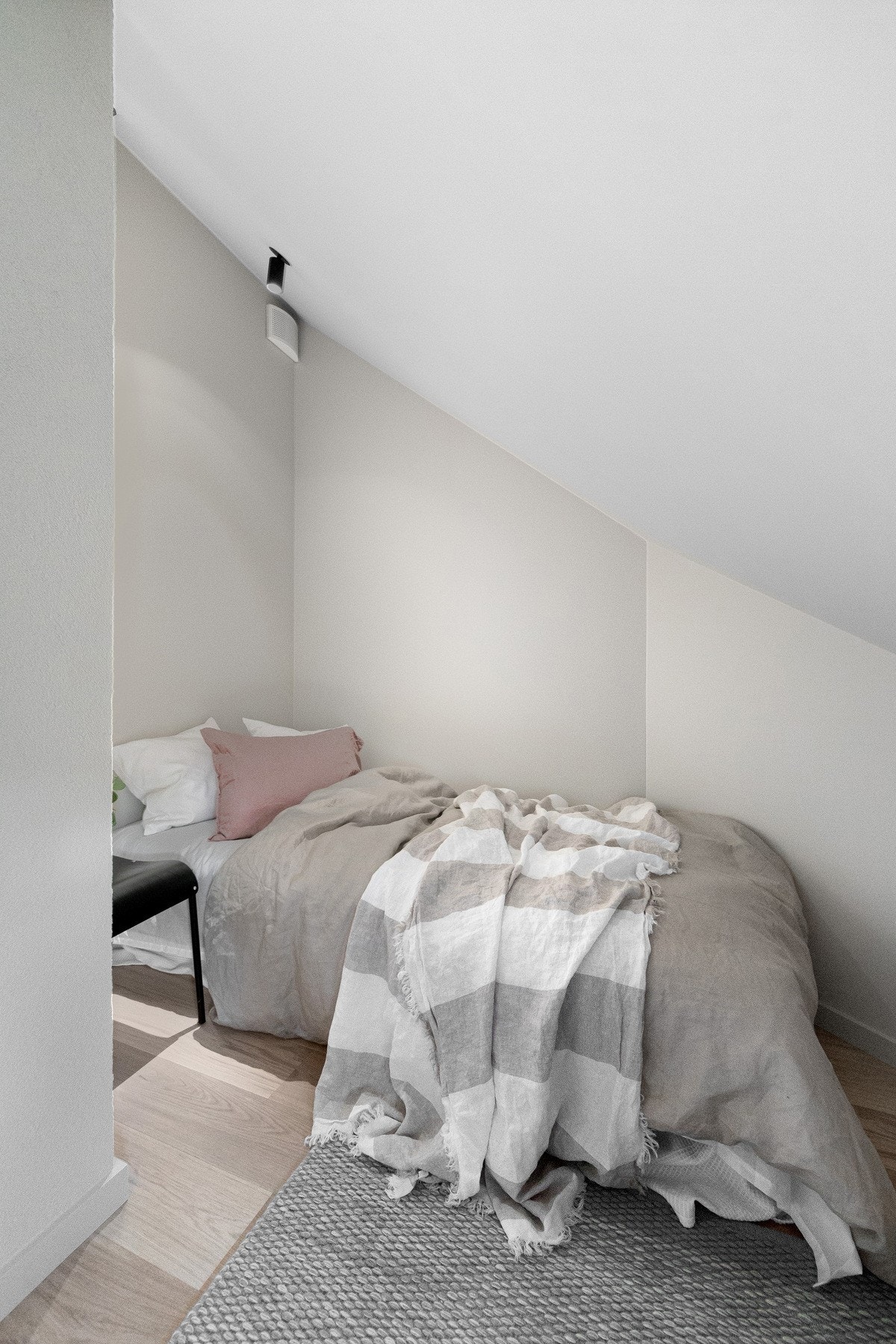 Rommet har et moderne uttrykk med gode lysforhold fra vinduene og passer fint som barnerom, gjesterom eller hjemmekontor. Galleribilde