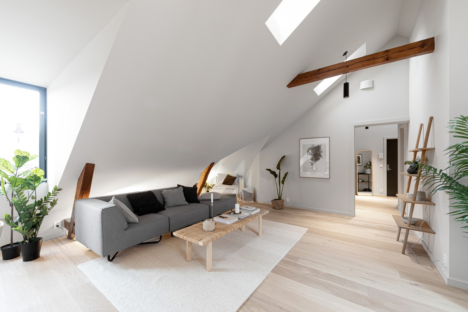 All belysning, inkludert tre lysekroner, samt persienner/gardiner i leiligheten medfølger salget. Galleribilde