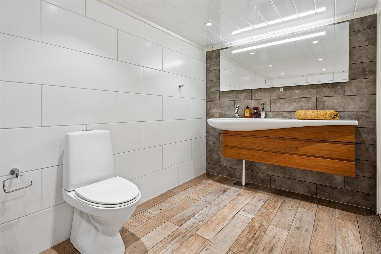 Badet i kjelleren er helfliset og har gulvvarme for økt komfort. Galleribilde