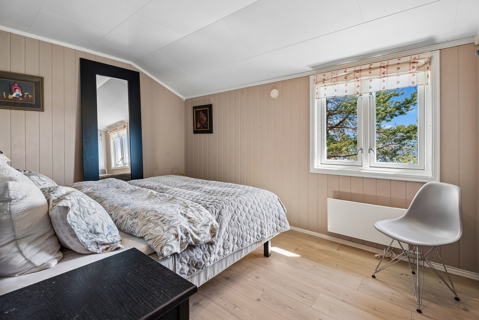 Hovedsoverommet på mellomplanet har god plass til dobbeltseng og rikelig med garderobeskap. Galleribilde