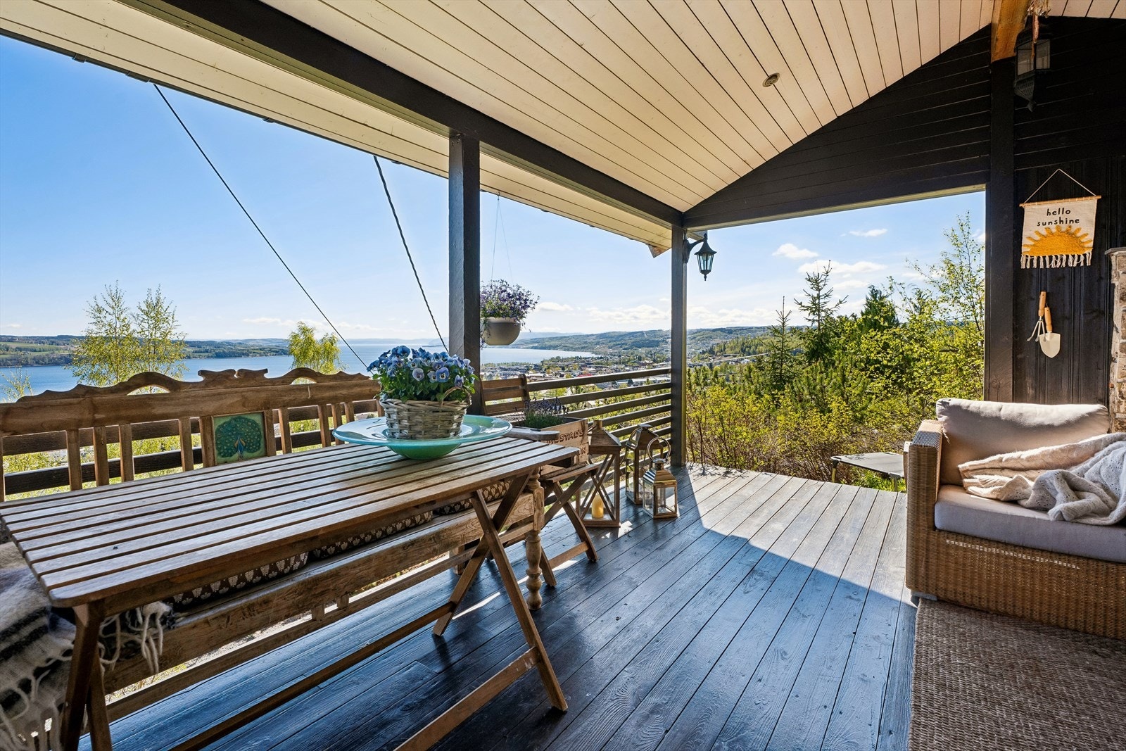 Utsikten fra verandaen er en av boligens fremste kvaliteter og må oppleves. Galleribilde