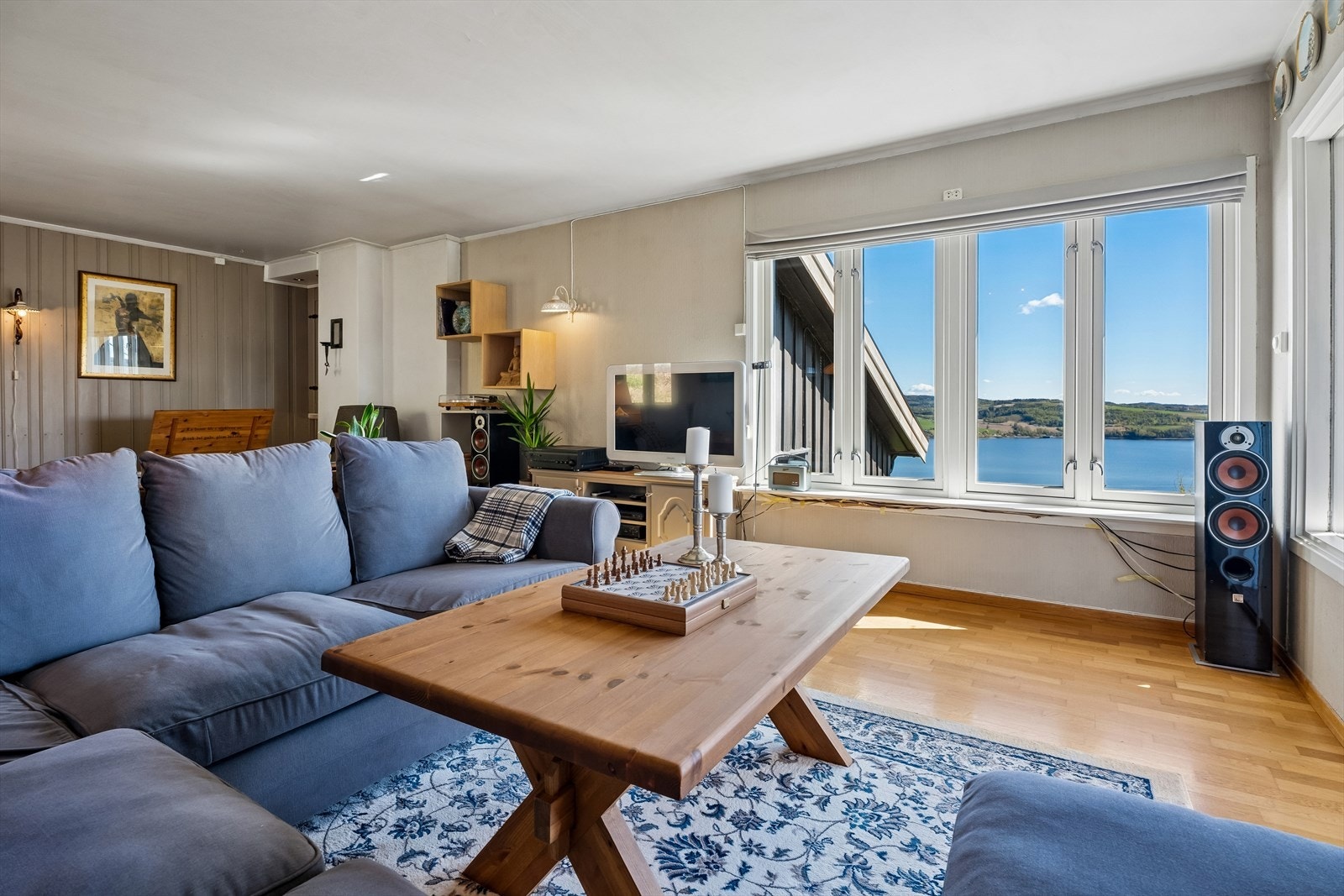 Store vindusflater gir rikelig med lys og rammer inn den flotte utsikten. Galleribilde