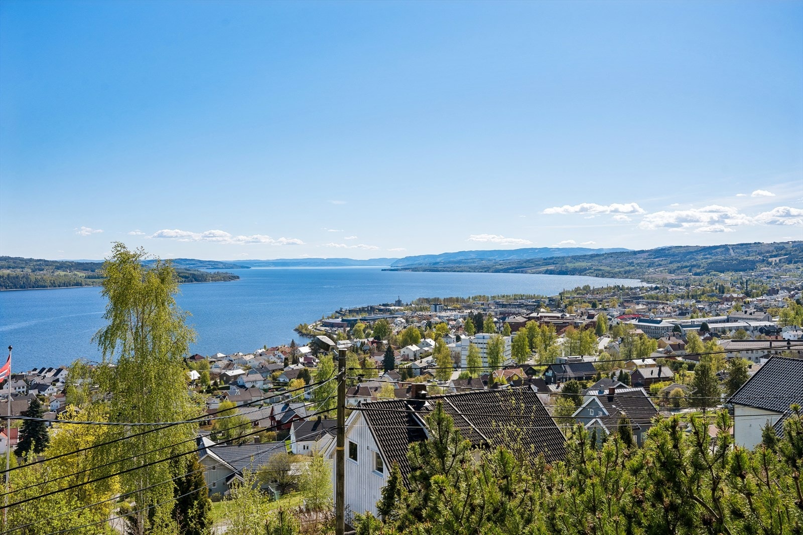 Utsikten strekker seg vidt utover Mjøsa og det omkringliggende landskapet. Galleribilde