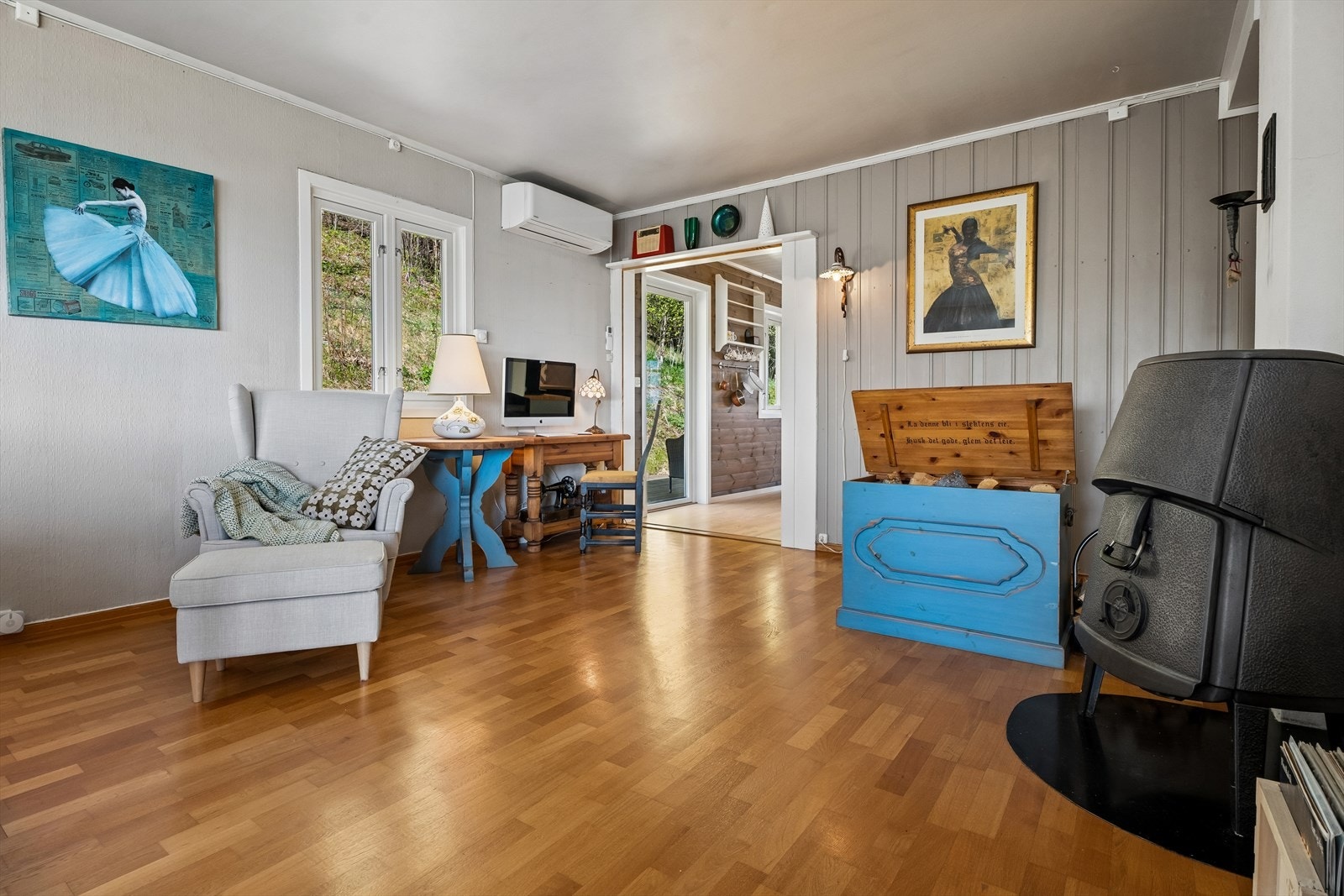 Stuen har plass til flere sittegrupper. Galleribilde