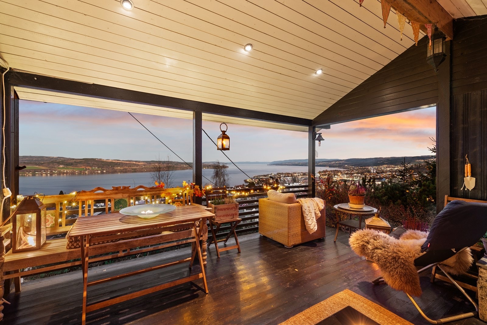 Fra den sørvendte, overbygde verandaen på 17 m² har du en praktfull utsikt over Mjøsa og Gjøvik by. Galleribilde