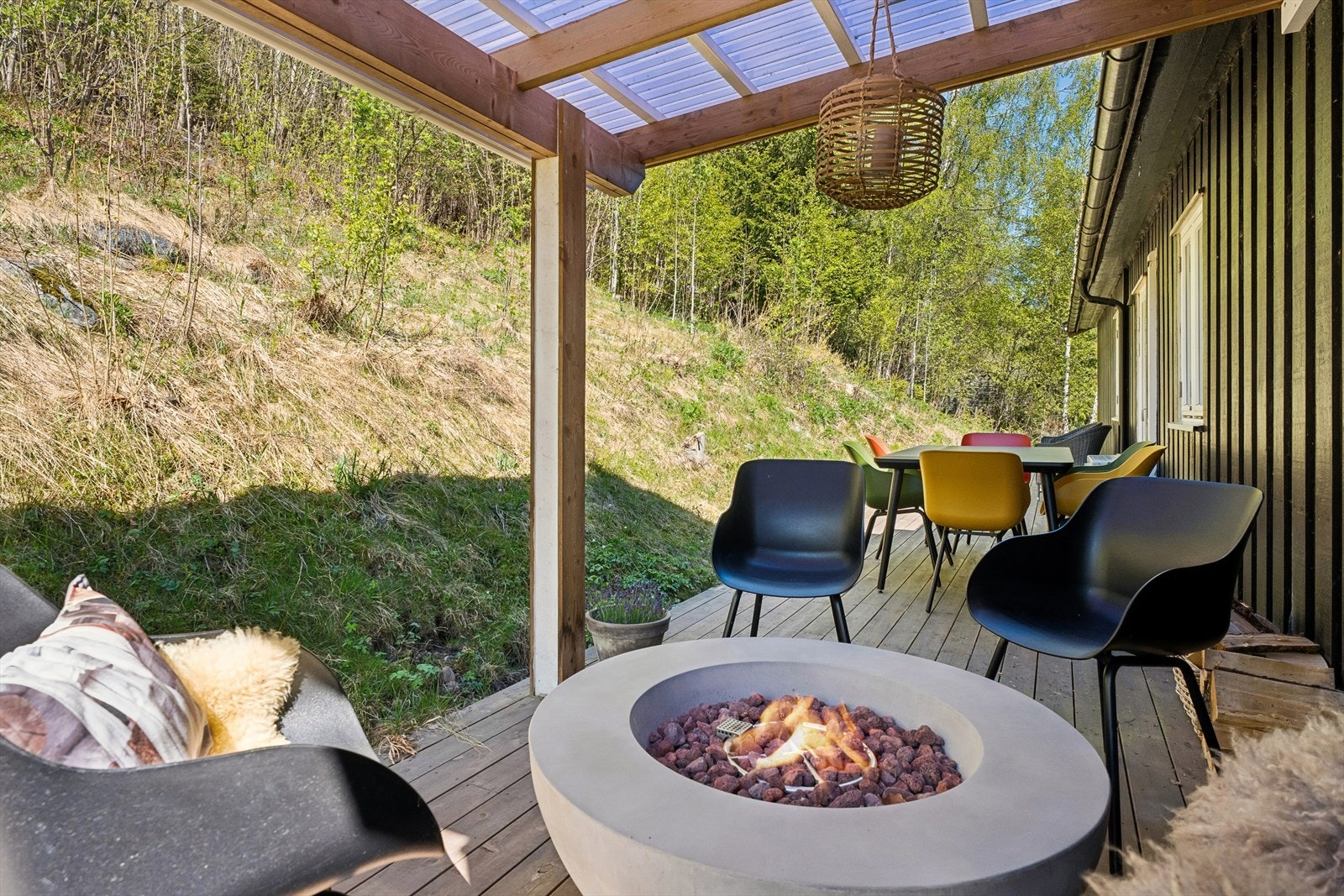 En usjenert og lun krok på terrassen, perfekt for en sittegruppe. Galleribilde