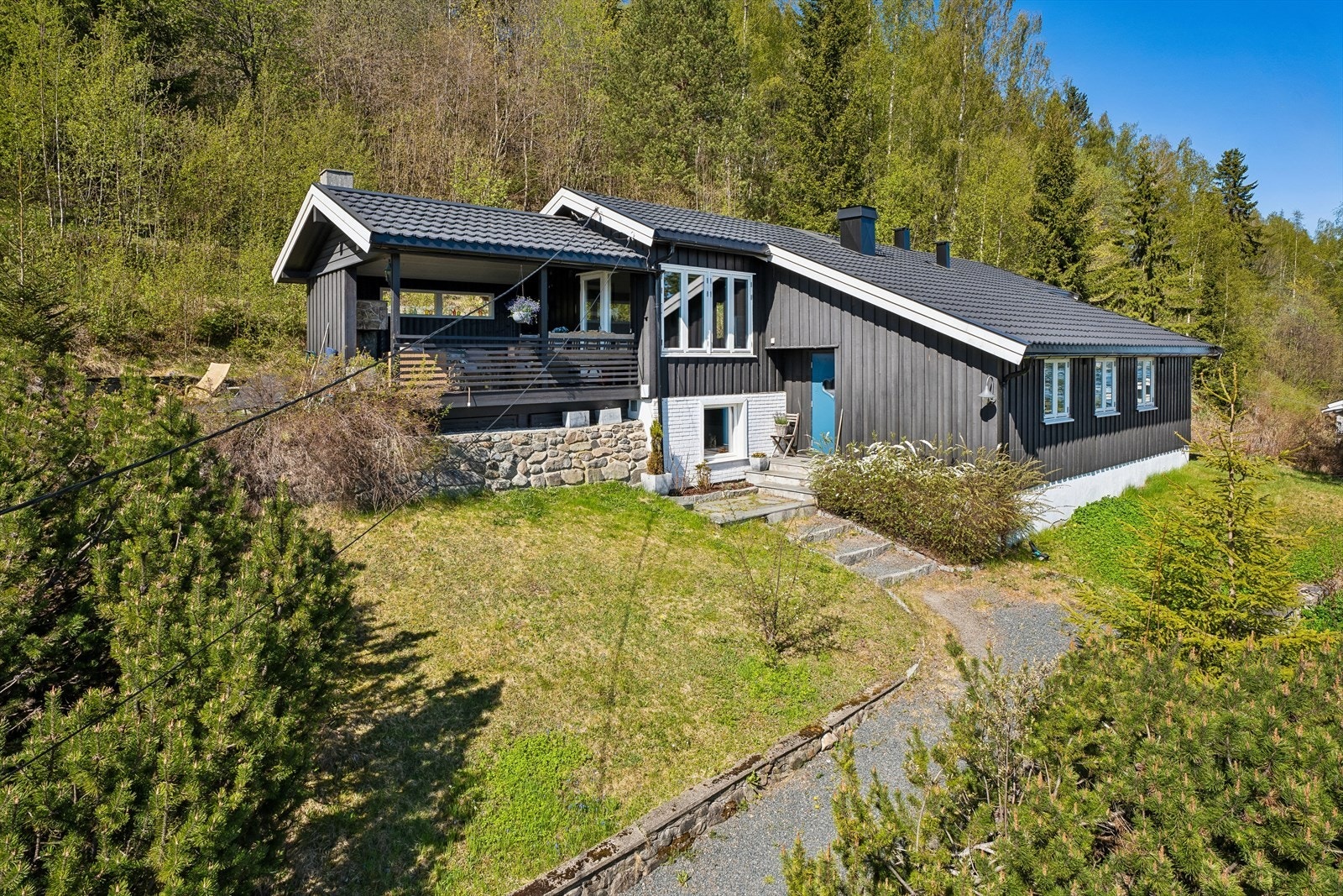 Velkommen til Prins Haralds veg 9! En modernisert enebolig med en høy og usjenert beliggenhet i Nordbyen. Boligen har blant annet ny taktekking fra 2024. Galleribilde