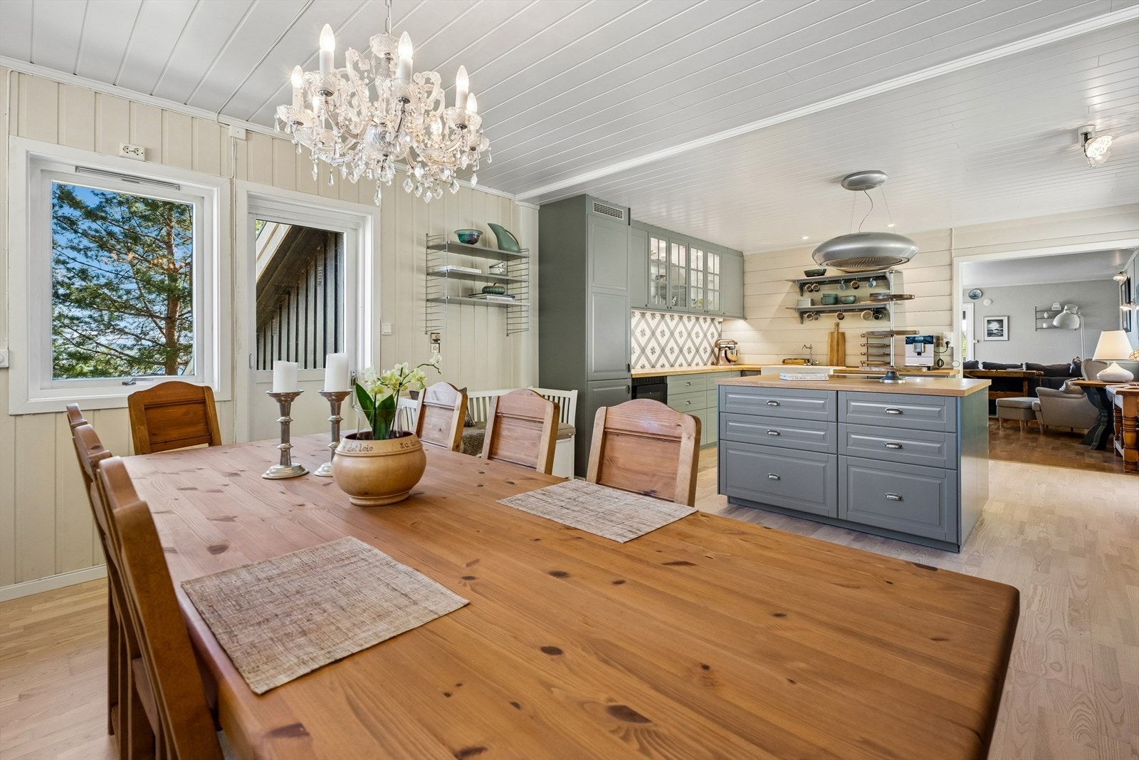 Fra spiseplassen er det utgang til en balkong på 2 m² mot nord. Galleribilde