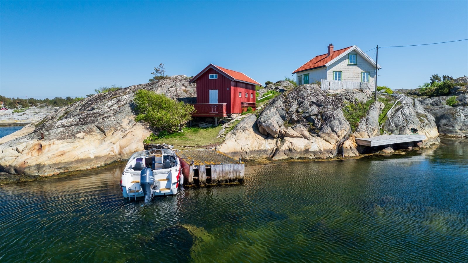 Tomten er omkranset av lang strandlinje, hvor det er 2 brygger. Galleribilde