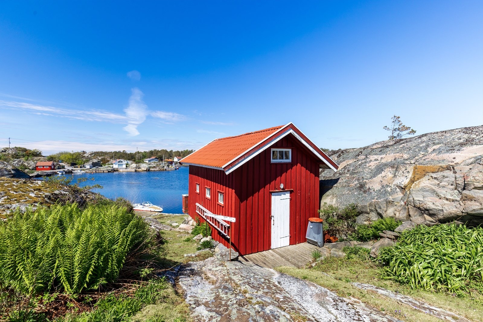 Sjøboden ligger tett på sjøen, og innehar åpent rom og hems. Galleribilde
