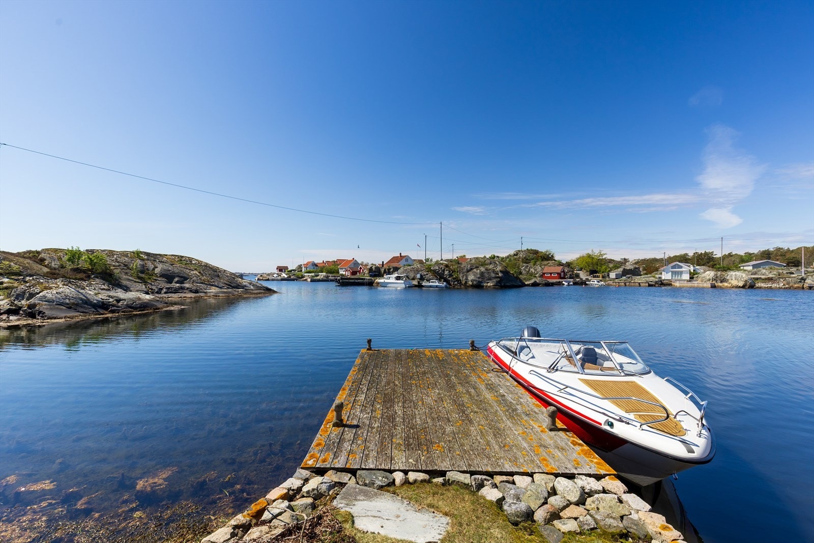 Her får man en eiendom med nærhet til sjøen på alle kanter og den særegne roen som følger med å eie sin egen øy i skjærgården. Galleribilde