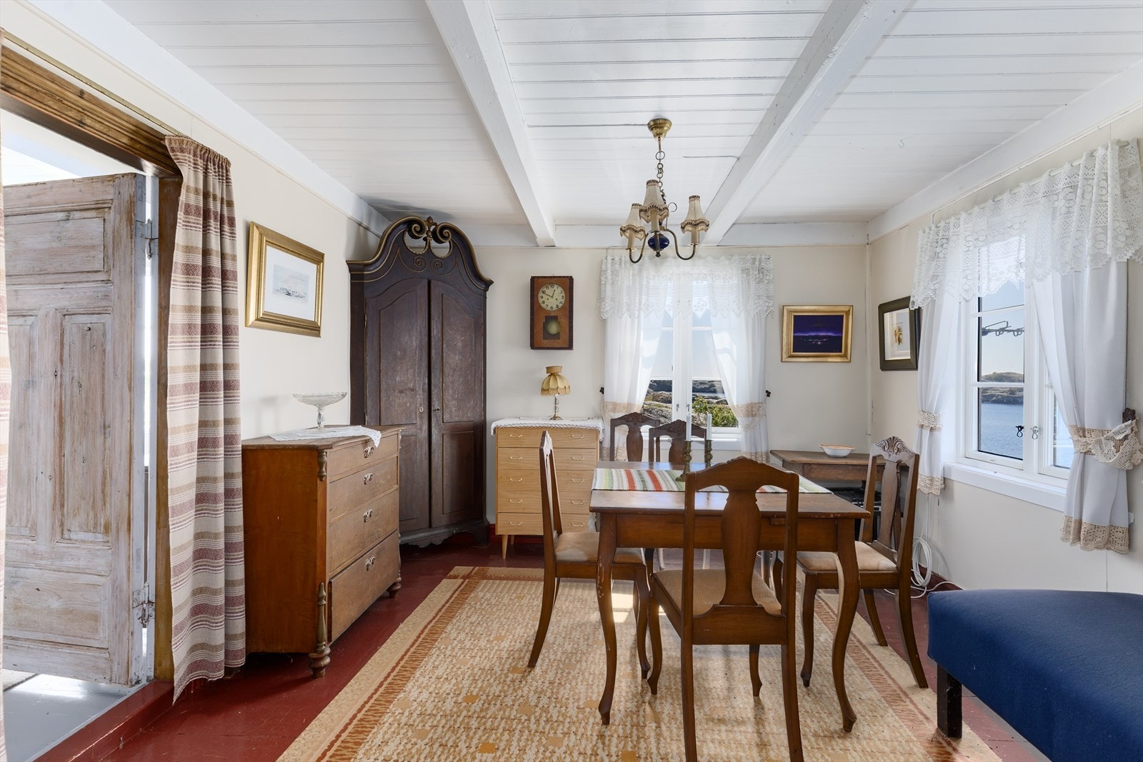 Fra både stuen, spisestuen og kjøkkenet er det fantastisk sjøutsikt! Galleribilde