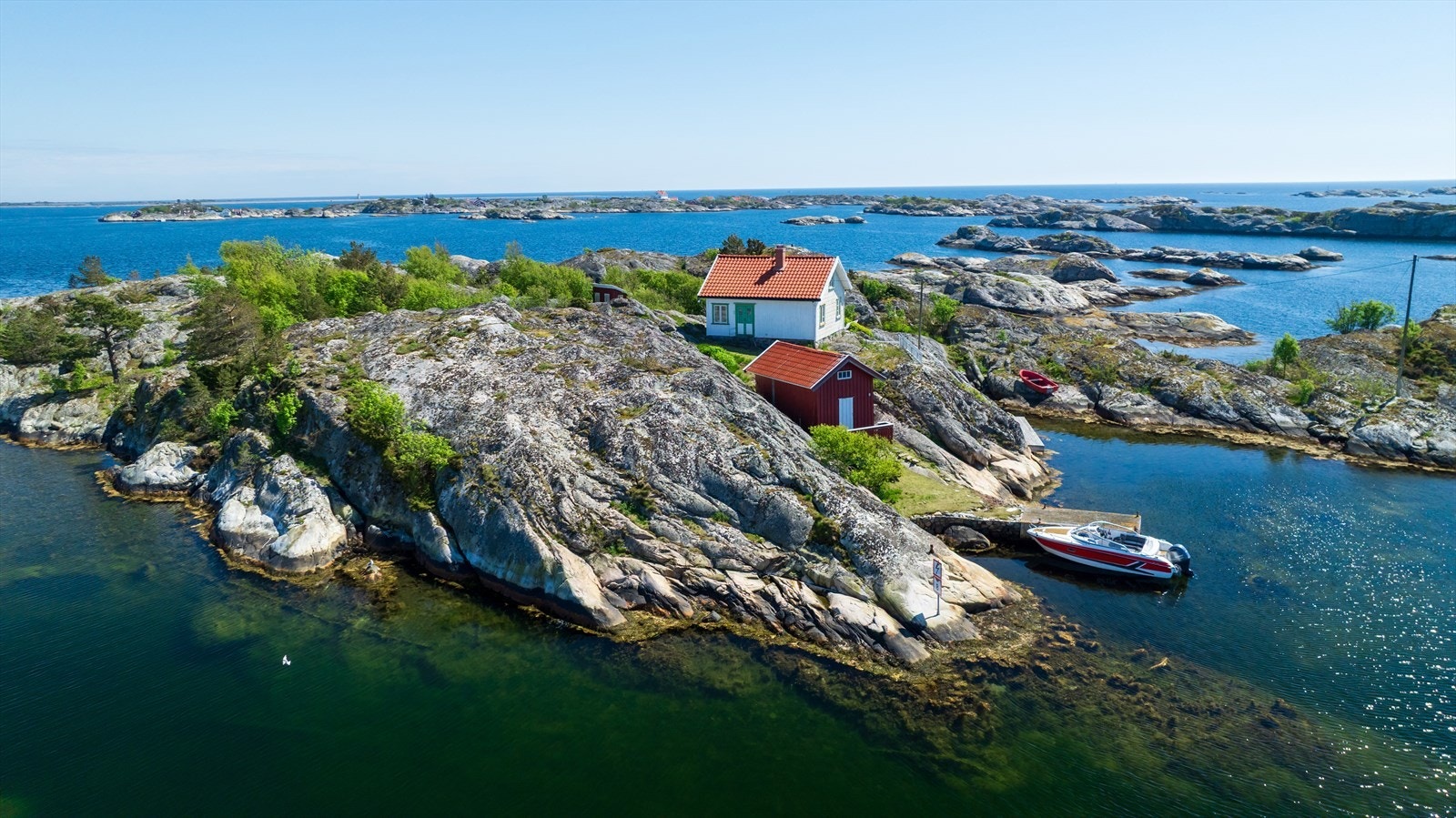 Store svaberg, sjø og variert terreng skaper flotte oppholdsplasser rundt hele øya, med sol fra tidlig morgen til sene kvelden. Galleribilde