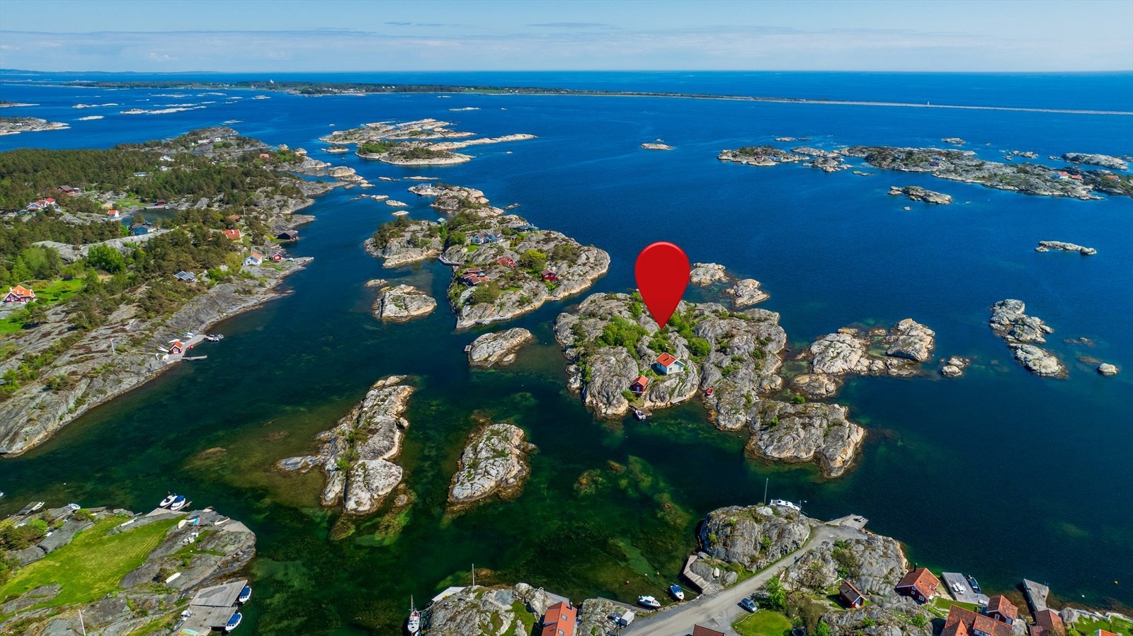 Vestre Arntsholmen er en av de mange øyene i Kragerøskjærgården som ligger sentralt i skjærgården, og er en del av det unike kystlandsskapet som preger området. Galleribilde