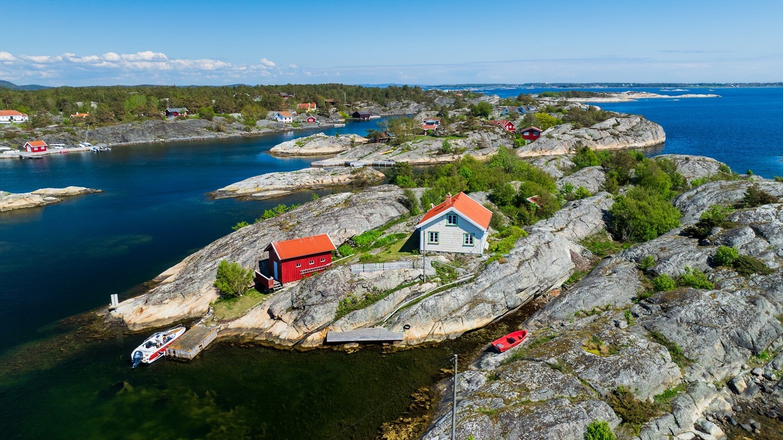 Huset og sjøboden ligger tett på sjøen, beliggenheten er spesielt attraktiv med åpent utsyn mot Jomfruland, inn mot Korset og ut over havet. Galleribilde