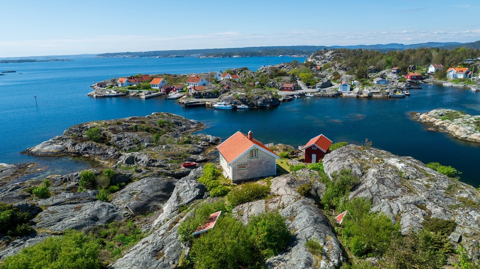 På tomten finnes hovedhus, sjøbu, bod/ utedo og et kondenabel bygg som tidligere har fungert som minkfarm. Galleribilde