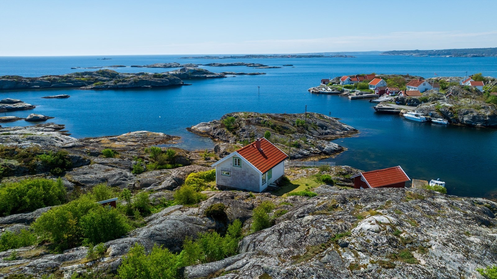 Til Arntsholmen kommer man bare til med båt. Øya ligger bare noen meter fra Korset på Skåtøy. Det går ferje fra Kragerø sentrum til Skåtøy, hvor det er bilvei frem til Korset. Galleribilde