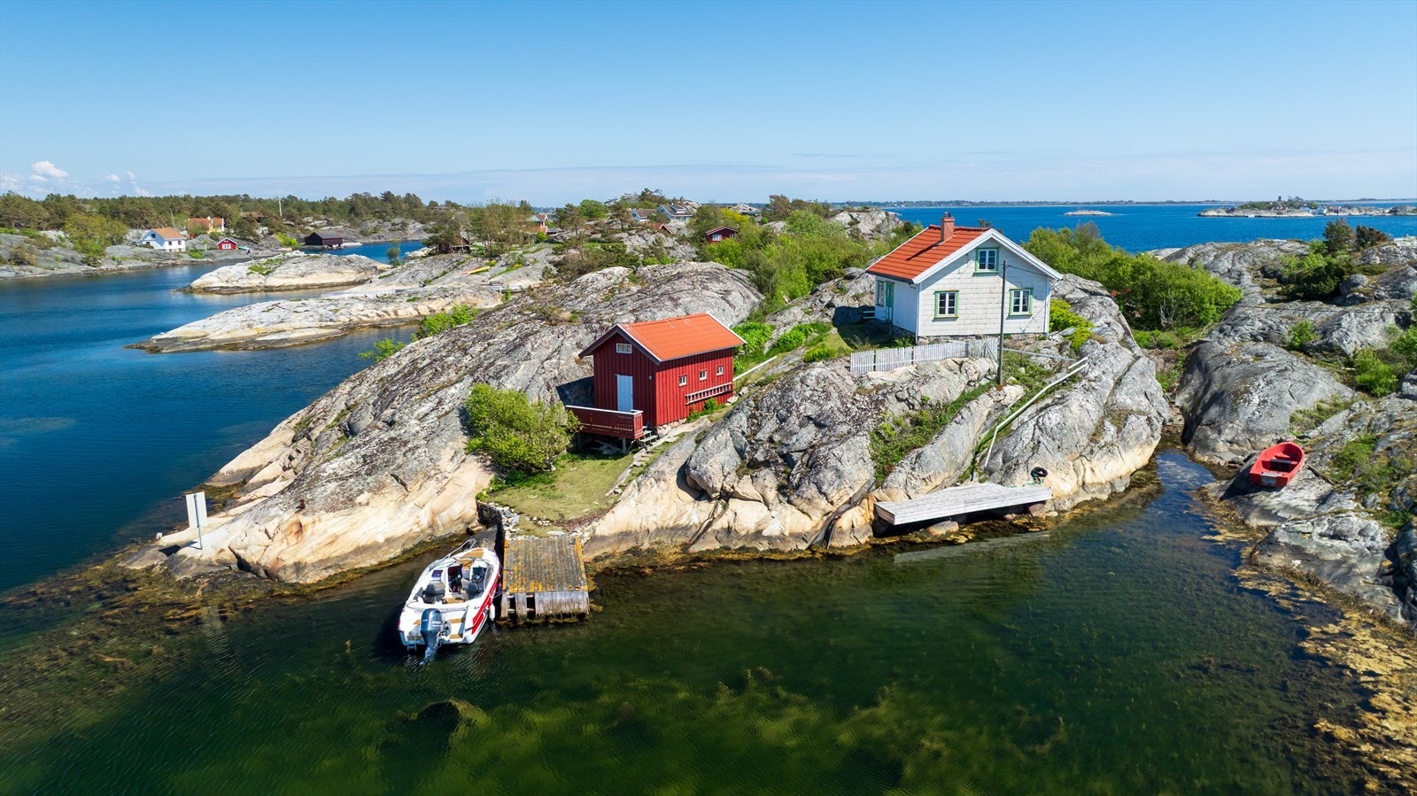 To brygger gir gode forhold for båtliv og enkel adkomst til eiendommen Galleribilde