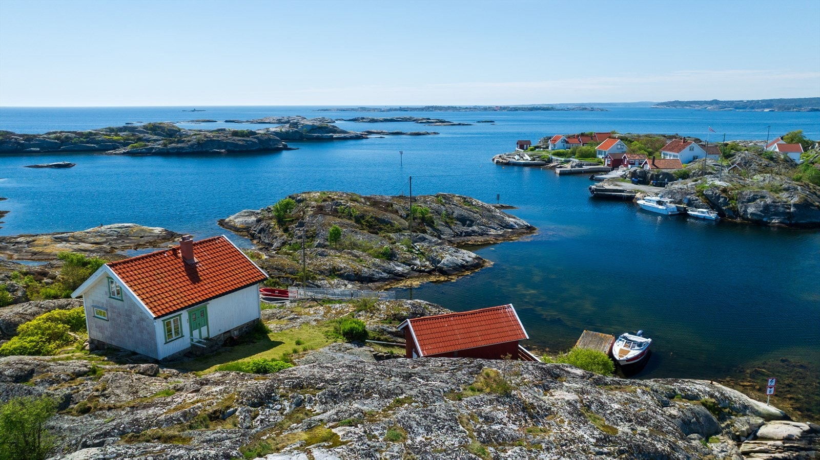 Fra eiendommen er det "et steinkast" over til Skåtøy, den største øya i Kragerøskjærgården. Galleribilde