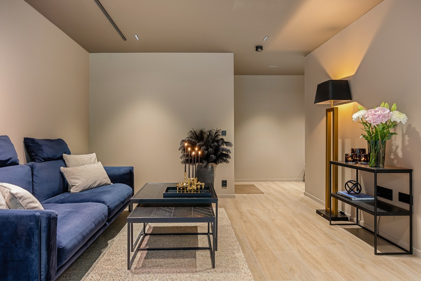 Stuen er romslig og kan enkelt innredes inn i ulike soner med både sofa- og sittegruppe Galleribilde