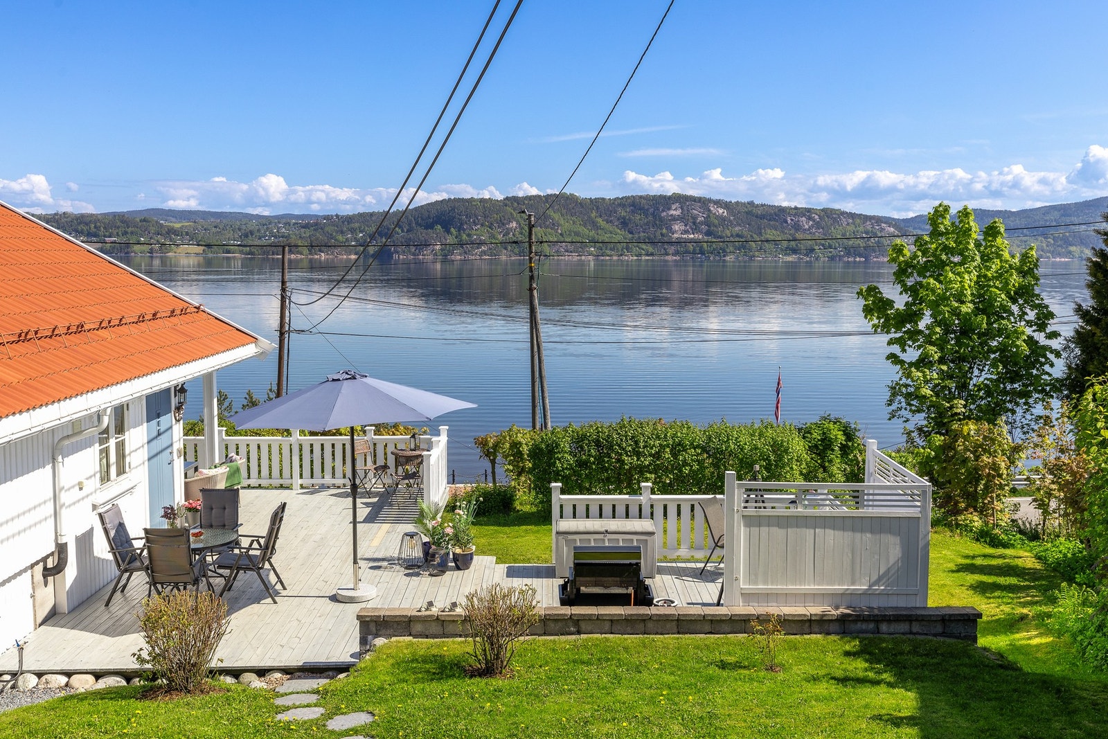 Fritidsboligen kan bl.a. skilte med en nordøstvendt terrasse på ca. 55 kvm med flott og vidstrakt fjordutsikt Galleribilde