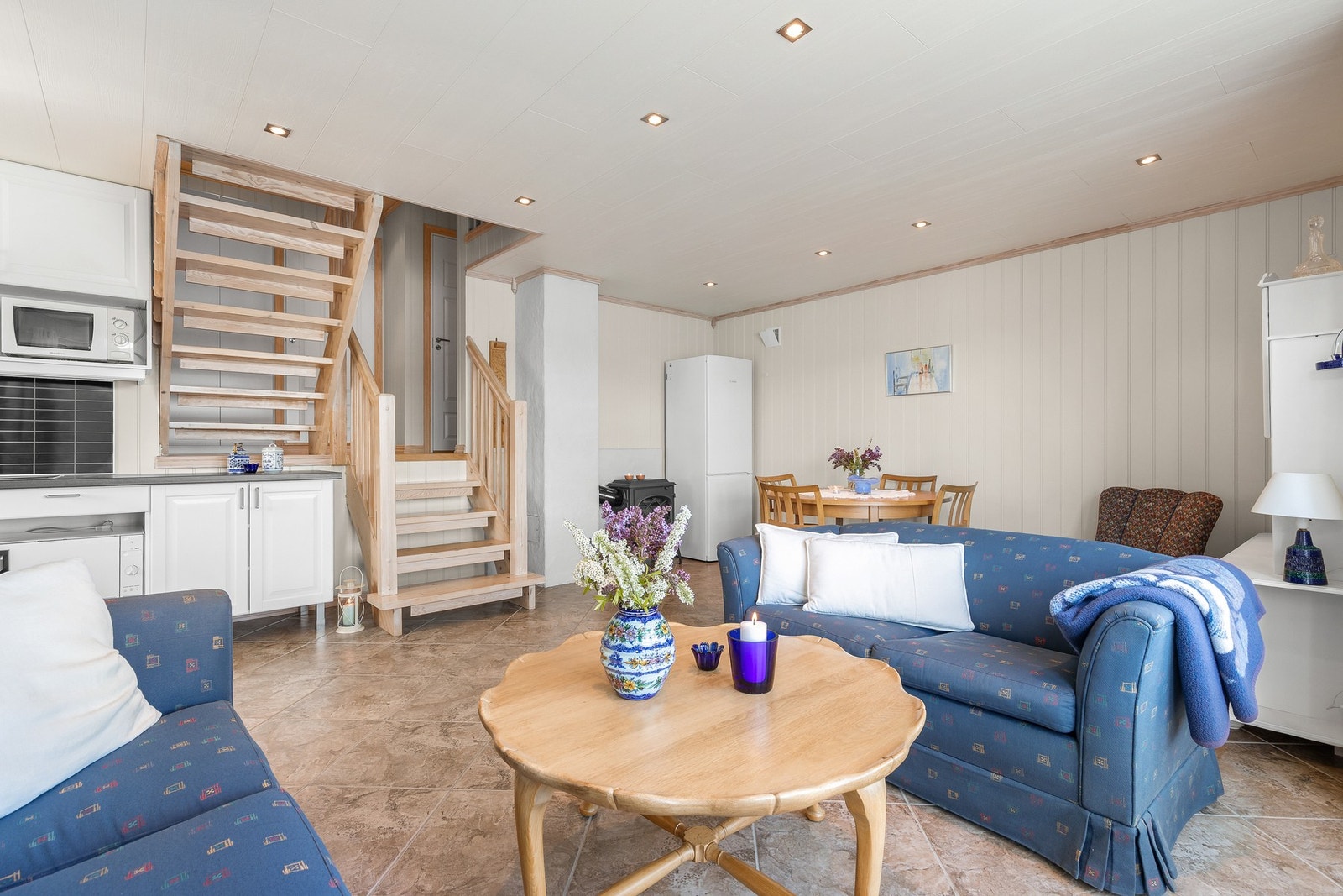 Videre er det fin plass til sofagruppe og spisebord Galleribilde
