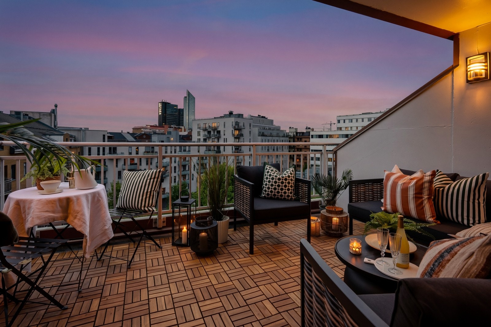 Her kan sene sommerkvelder nytes med venner og familie med noe godt på grillen, mens man skuer utover den upåklagelige utsikten Galleribilde