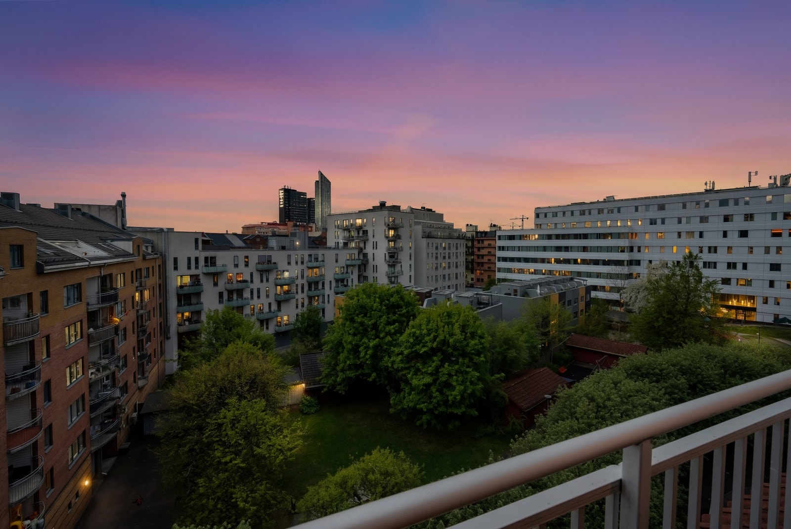 Her får man en unik ramme rundt kveldene, med eksepsjonell utsikt, samt magisk fargespill på kveldshimmelen mens solen senker seg over horisonten Galleribilde