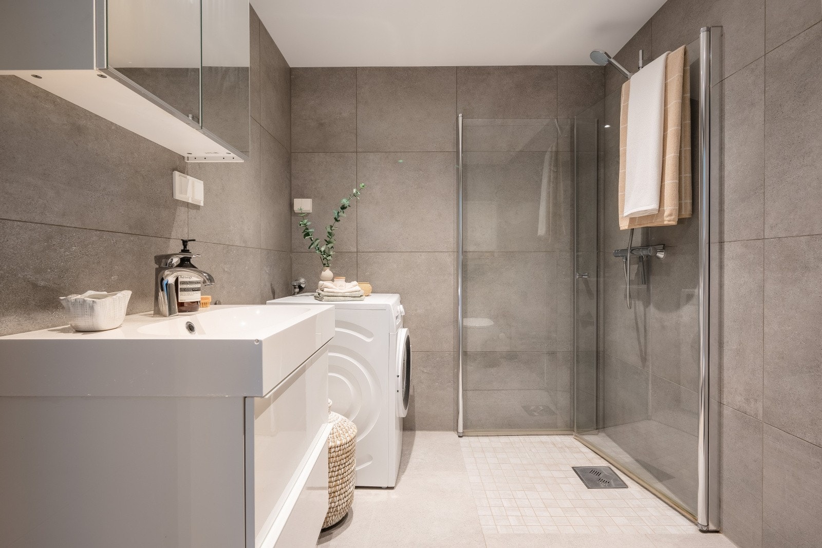 Romslig bad fra 2018 med eksklusivt preg, kledd i elegante storformatfliser som skaper en haromisk og spa-lignende atmosfære - få den luksuriøse hotellfølelsen i eget hjem! Galleribilde