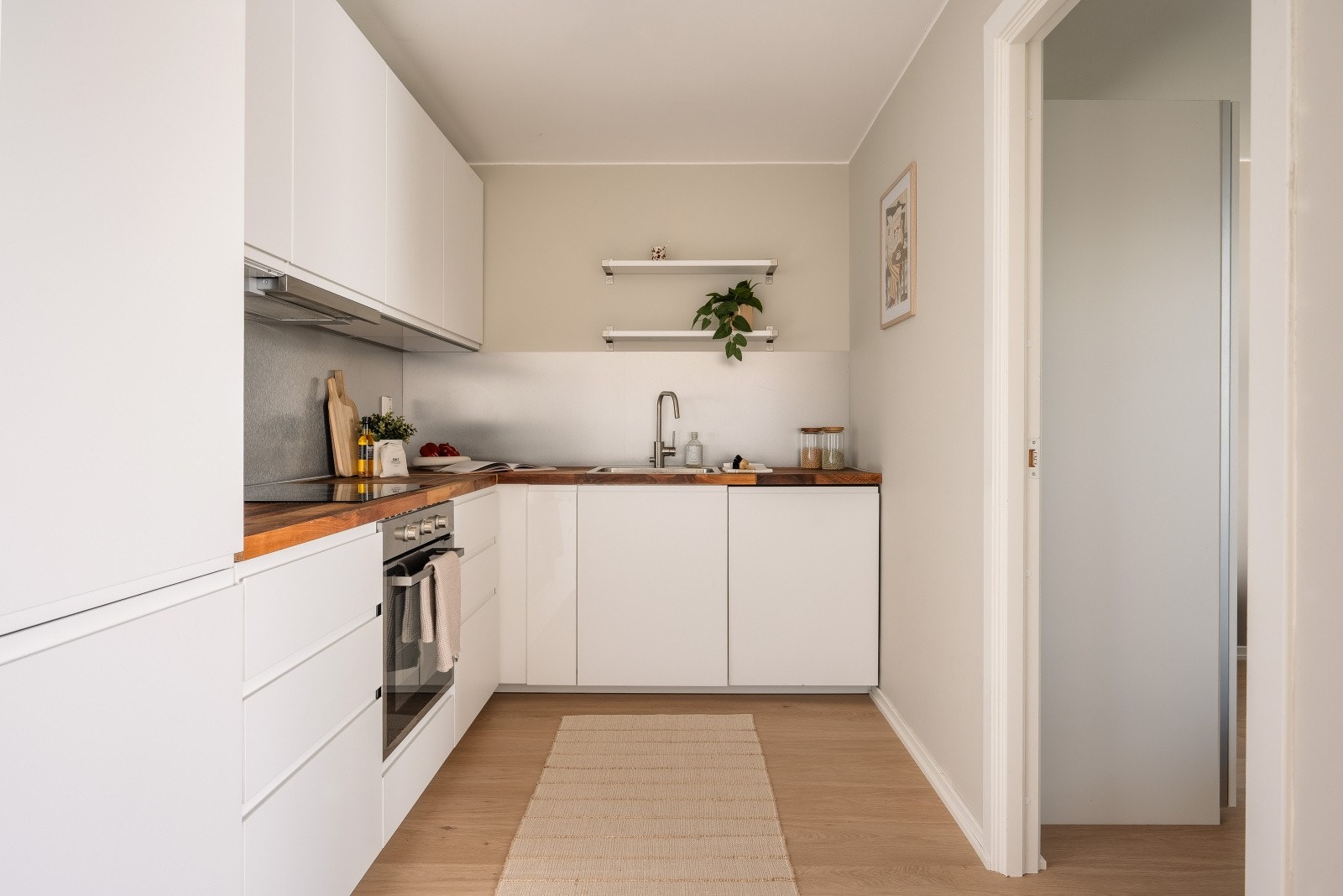 Utsøkt og velutstyrt kvalitetskjøkken som ble skreddersydd for leiligheten i 2018 - nordisk design på sitt beste, med et stilrent og moderne uttrykk! Galleribilde