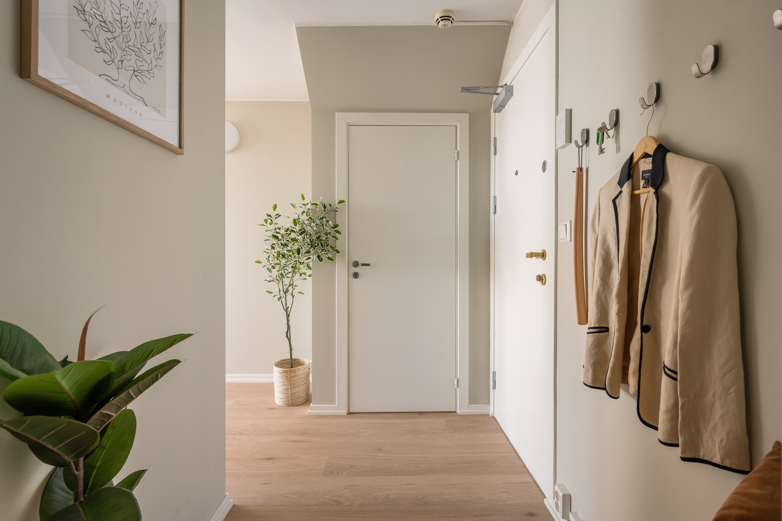 Via felles heis og trappeoppgang kommer man inn i en innbydende entré - her er det rikelig med lagringsplass i en romslig innvendig bod Galleribilde
