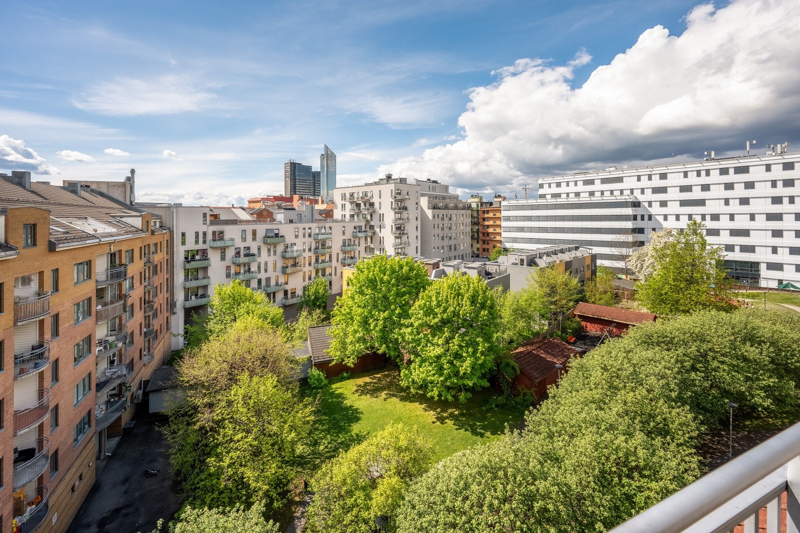 Sjelden mulighet til å skaffe seg en av de beste interne beliggenhetene i det populære borettslaget, hvor man kan nyte ekstra gode solforhold og nydelig utsikt! Galleribilde