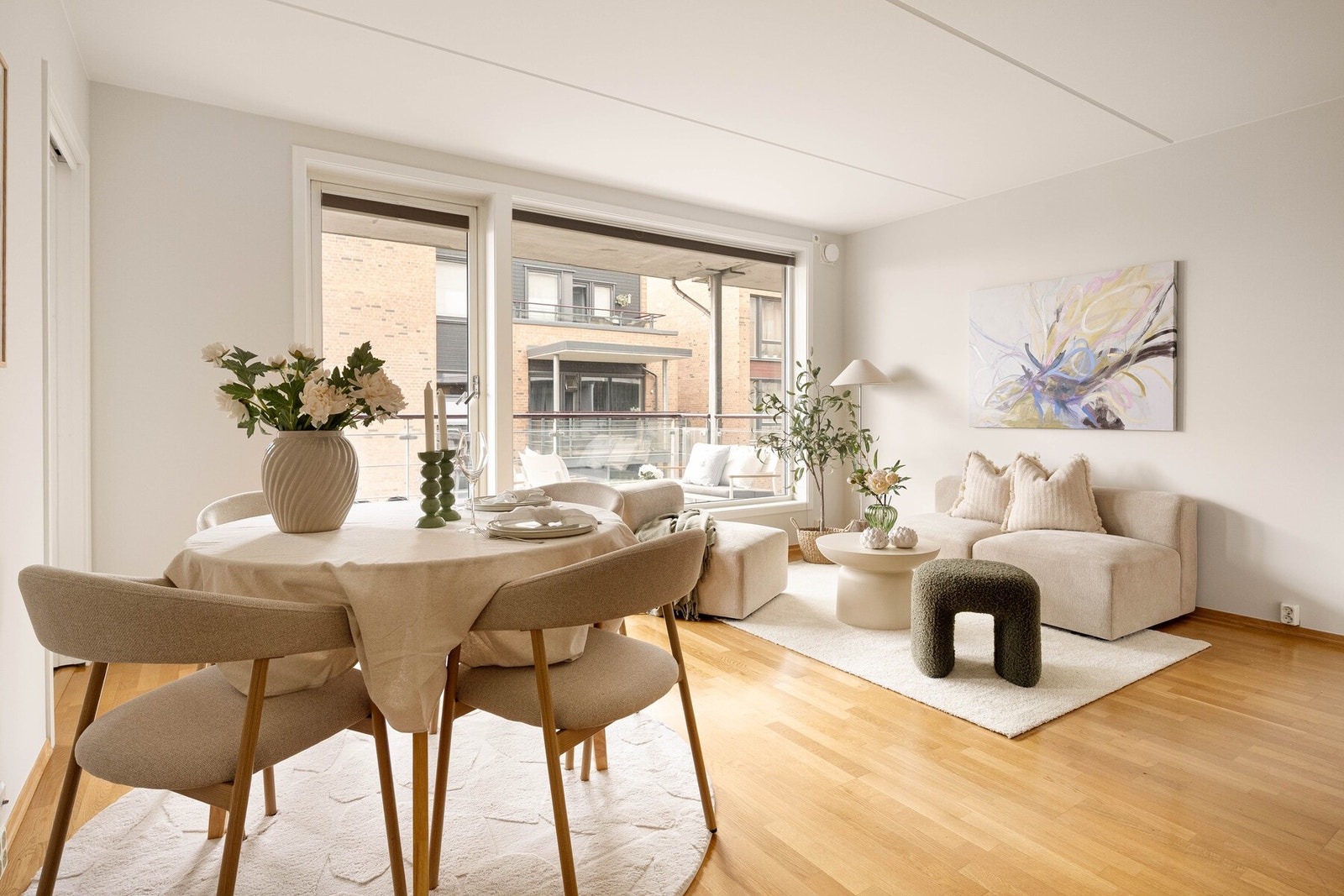 I stuen er det plass til både sofagruppe og spisebordsgruppe. Galleribilde