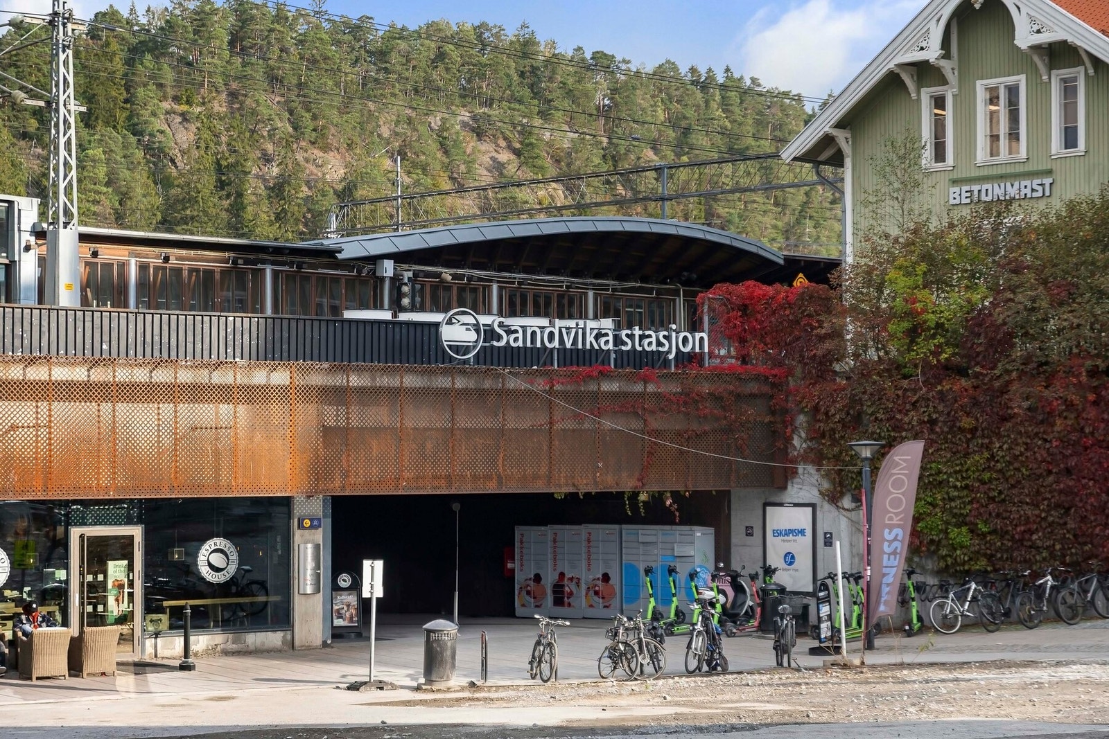 Kort vei til Sandvika togstasjon og busstasjon som enkelt tar deg til Oslo sentrum eller retning Drammen. Galleribilde