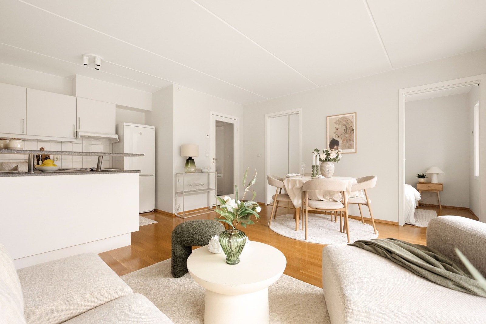 Moderne åpen stue- og kjøkkenløsning med god soneinndeling. Galleribilde