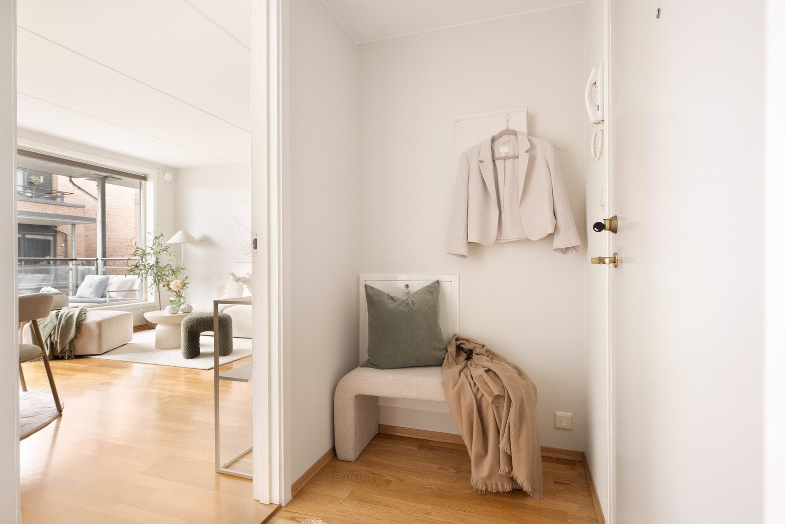 Boligens entré er lys og praktisk med velegnet plass til oppheng av yttertøy og oppbevaring av sko. Fra leiligheten er kan du gå tørrskodd ned til Sandvika senter. Galleribilde