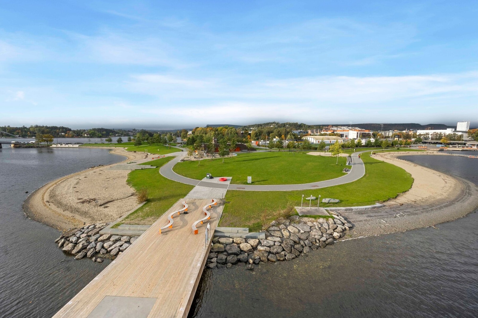 På Kadettangen er det både badestrand, park og aktivitetsanlegg Galleribilde