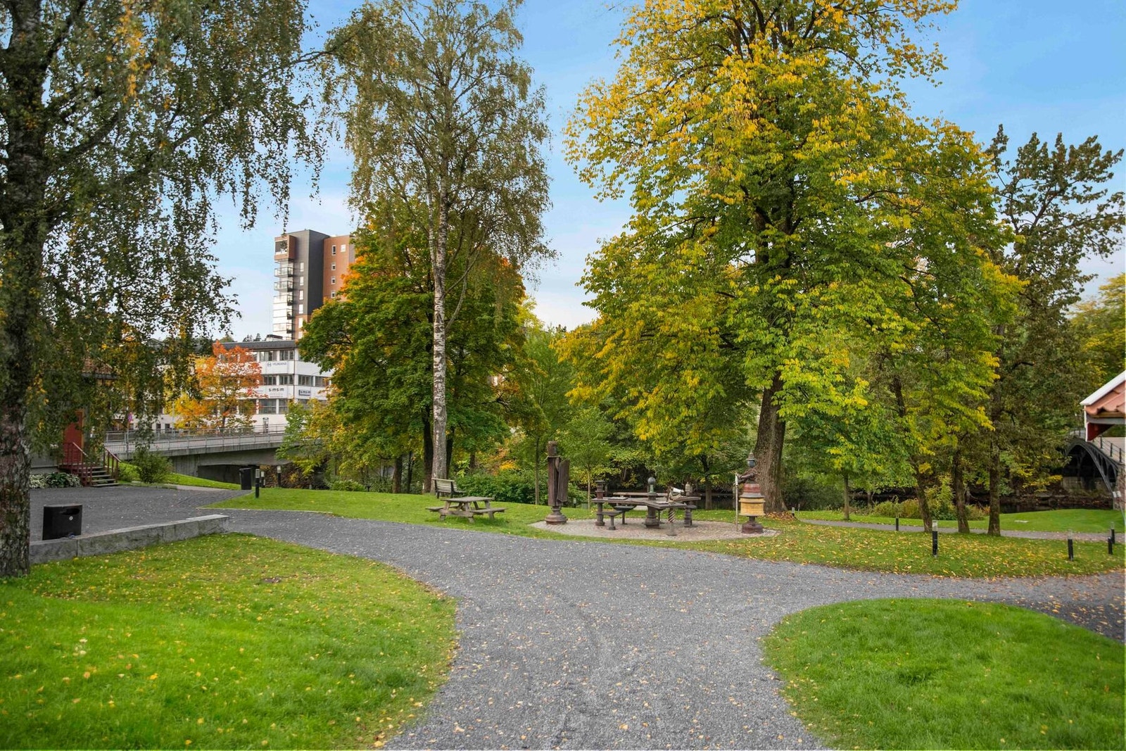 Sandvika har flere grønne lunger, godt egnet for tur- og rekreasjonsmuligheter. Galleribilde
