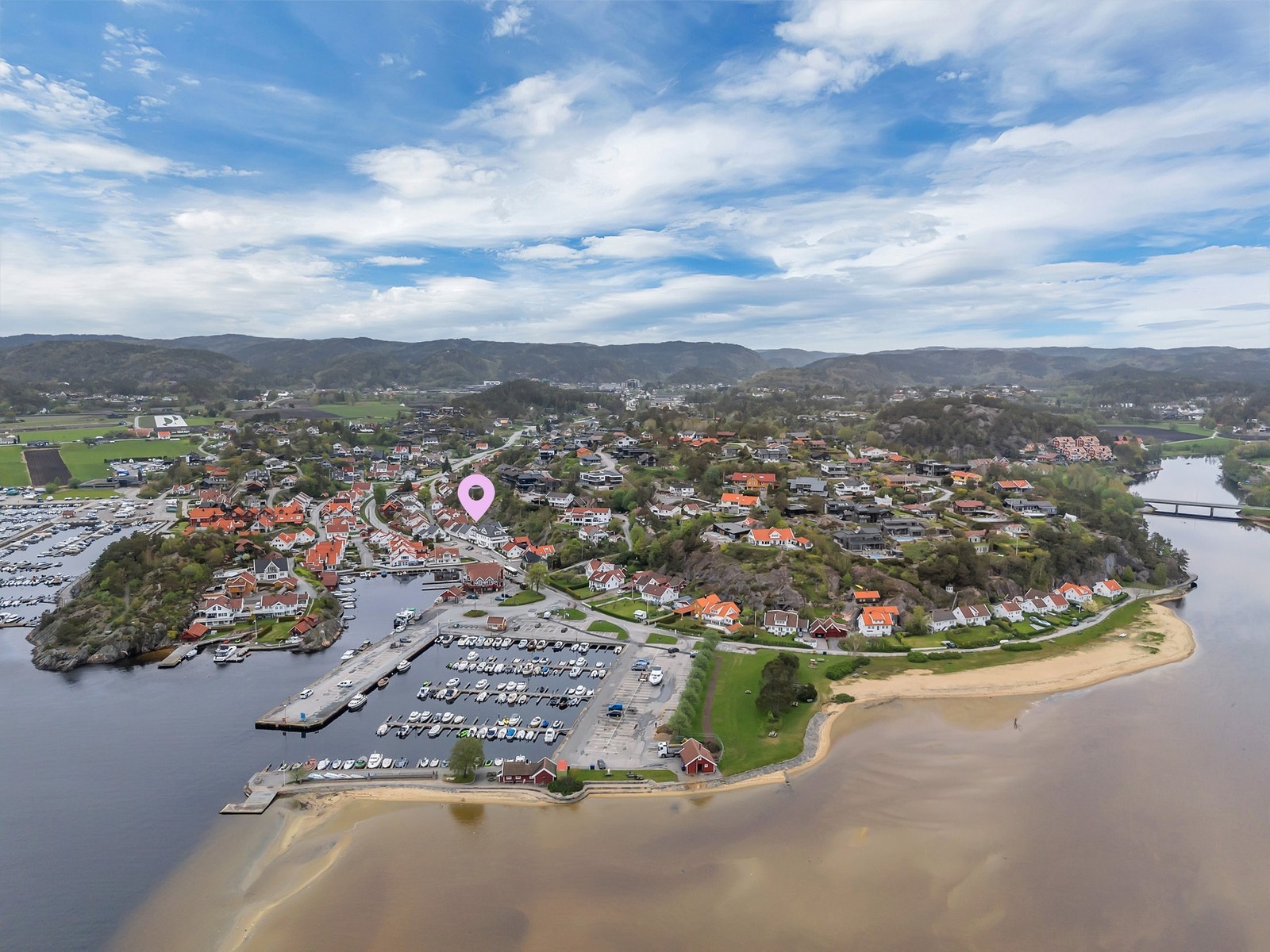 Sjønær beliggenhet med sandstrand i umuddelbar nærhet Galleribilde