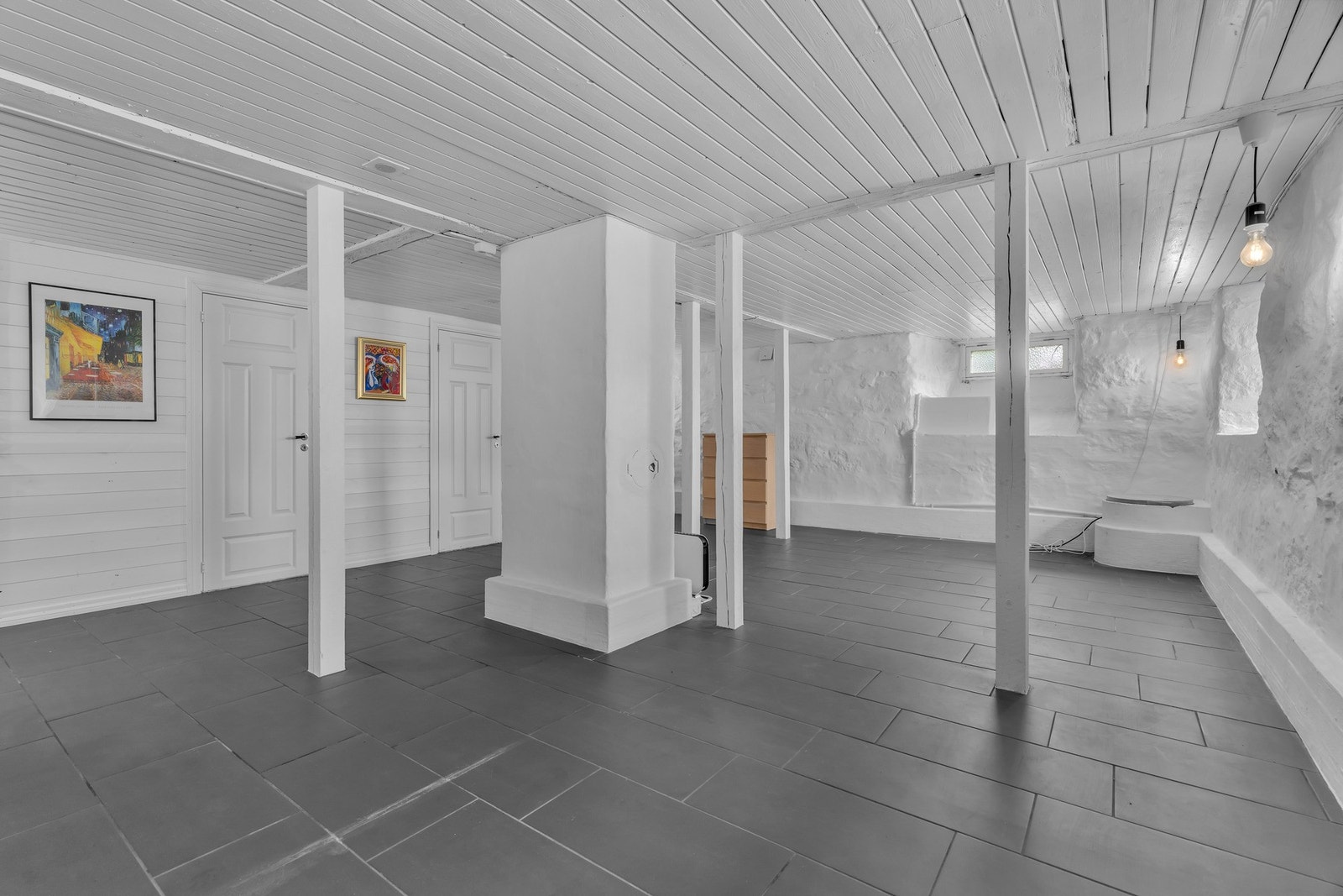 Kjellerrom med varmekabler og god lagringsplass Galleribilde