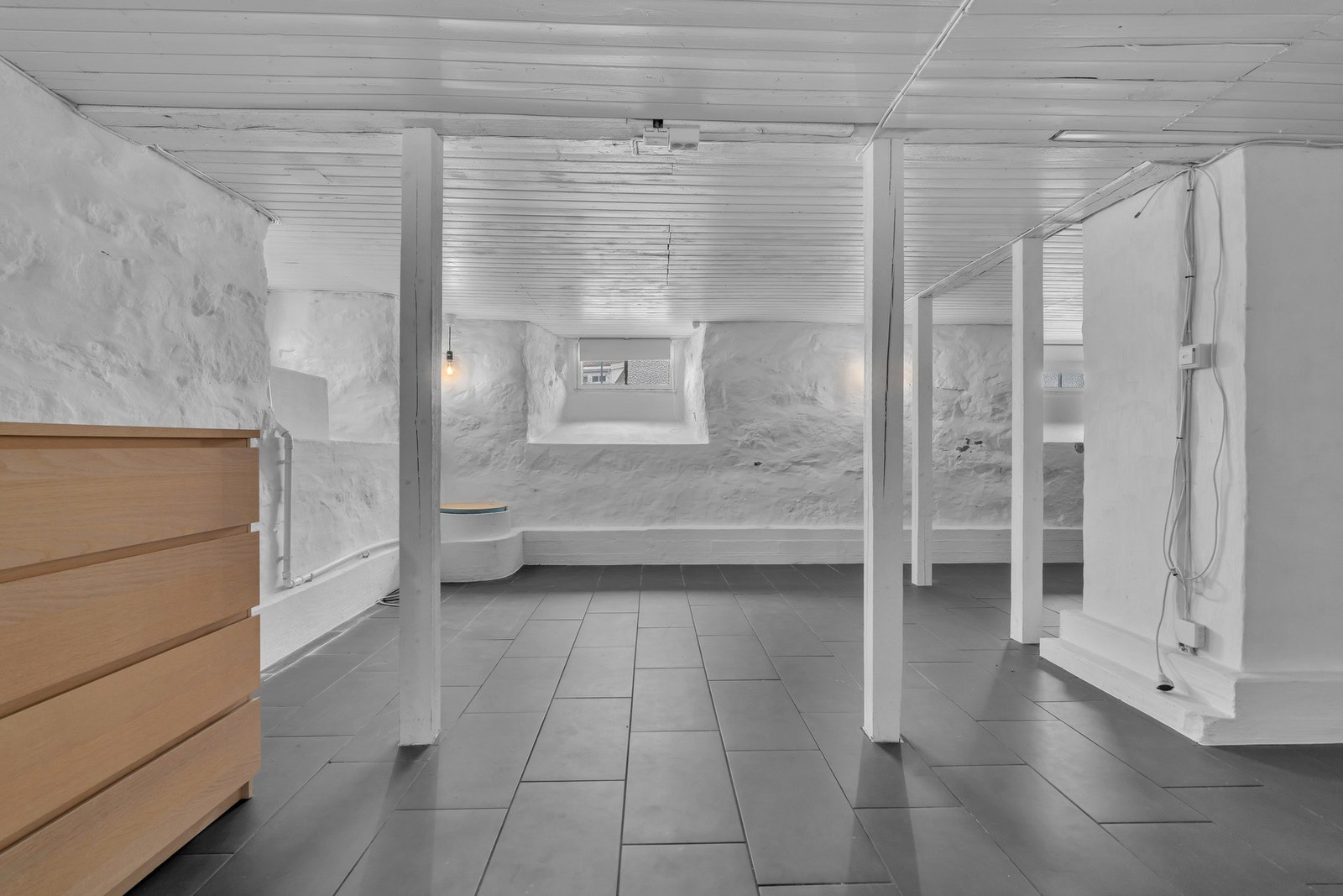 Kjellerrom med varmekabler og god lagringsplass Galleribilde