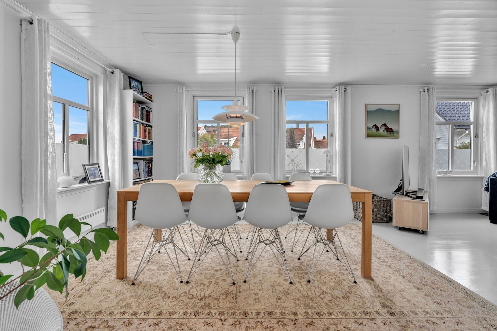 Lys og fin stue med god plass til spisestue Galleribilde