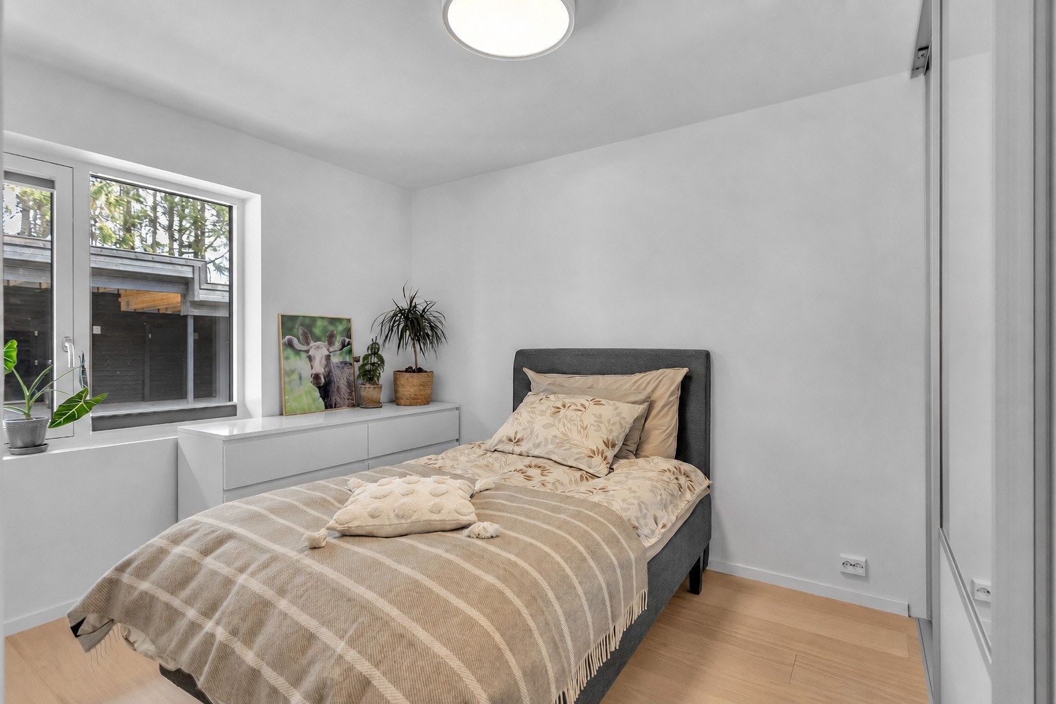 Hovedsoverom med god plass til dobbeltseng med tilhørende møblement, samt romslig skyvedørsgarderobe med gode oppbevaringsmuligheter. Galleribilde