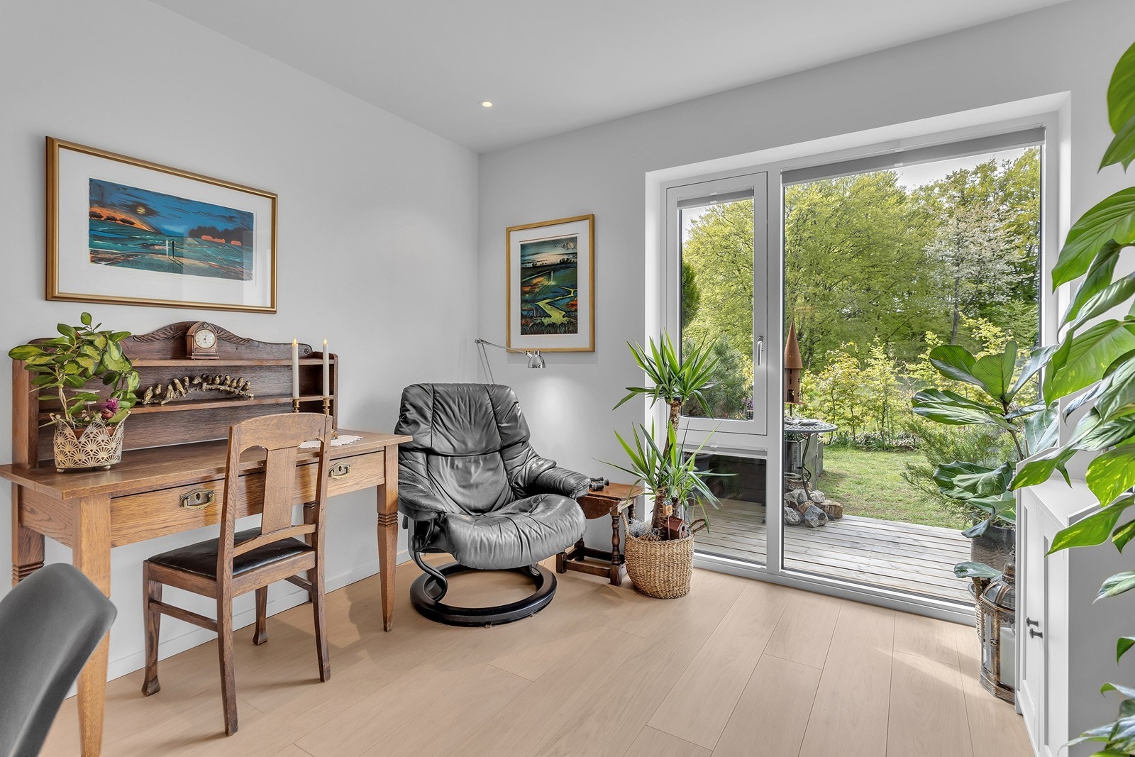 Koselig oppholdssone perfekt som lesekrok, hjemmekontor eller en ekstra sitteplass. Alle vinduene er utstyrt med plisségardiner. Galleribilde