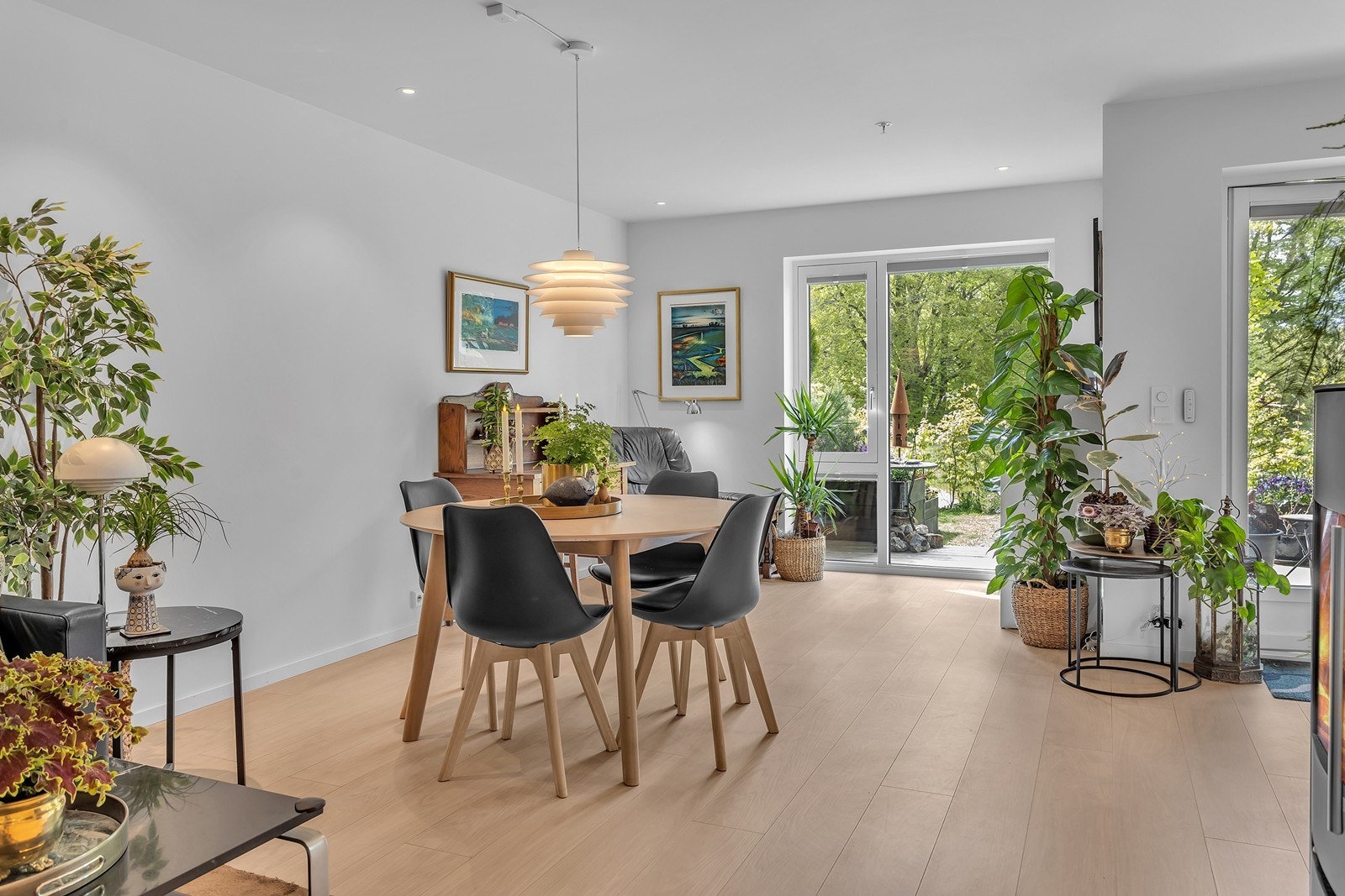 Store vindusflater gir rikelig med naturlig lys og skaper en lys og luftig atmosfære. Galleribilde