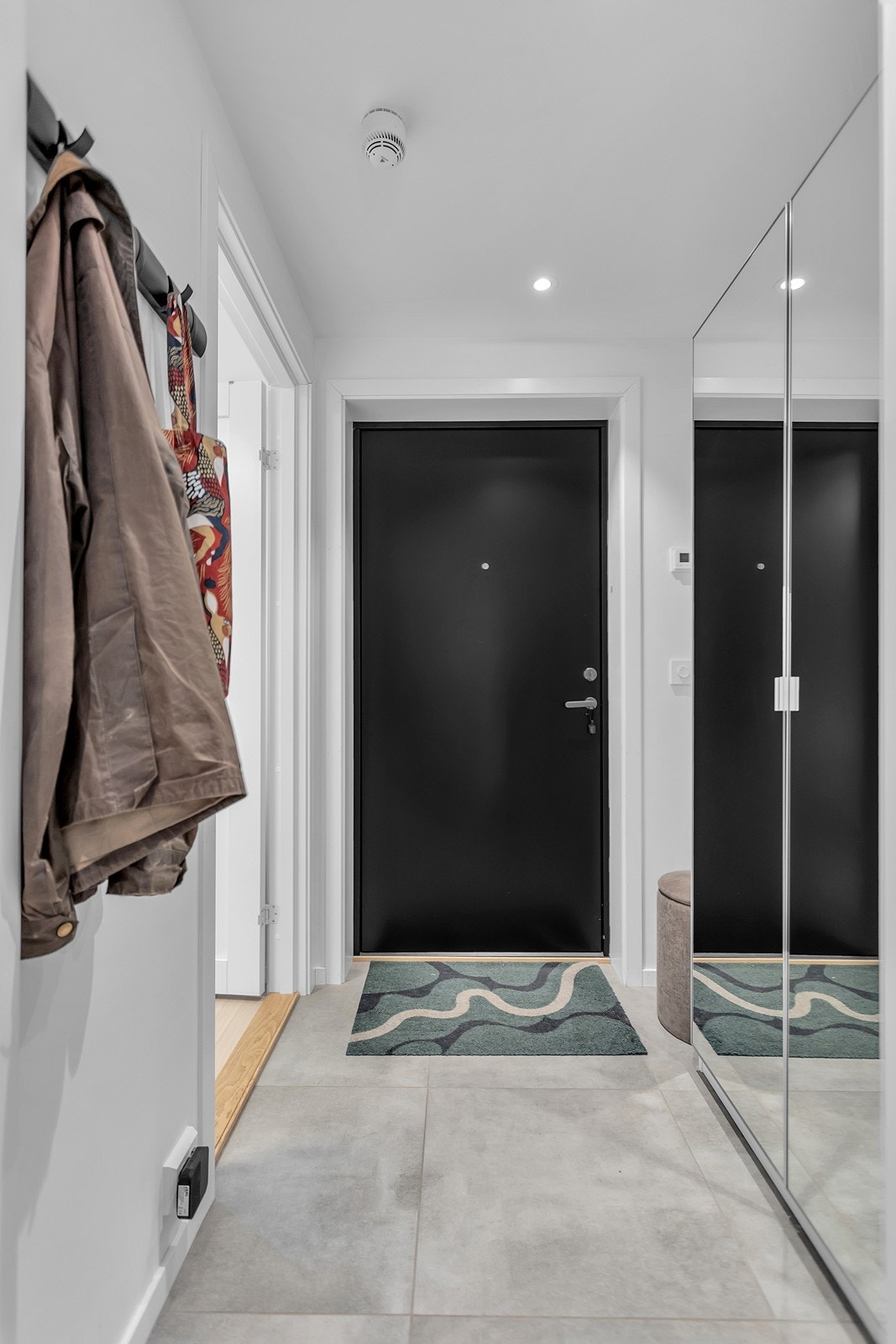 Velkommen inn! Entré med god plass til oppbevaring av yttertøy og sko. Galleribilde