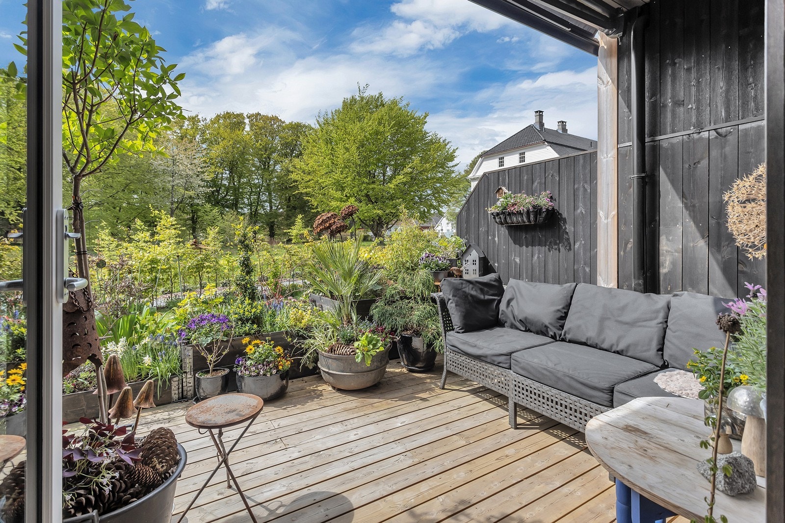 Solrik og delvis overbygd markterrasse som gir gode muligheter for hyggelige uteopphold gjennom store deler av året. Galleribilde