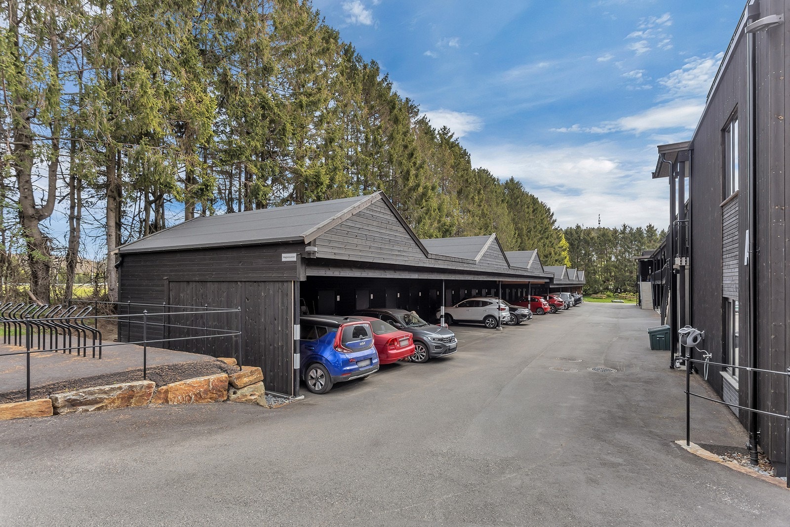 Leiligheten disponerer parkering i carport, med tilhørende praktisk bod i bakkant som gir gode oppbevaringsmuligheter. Galleribilde