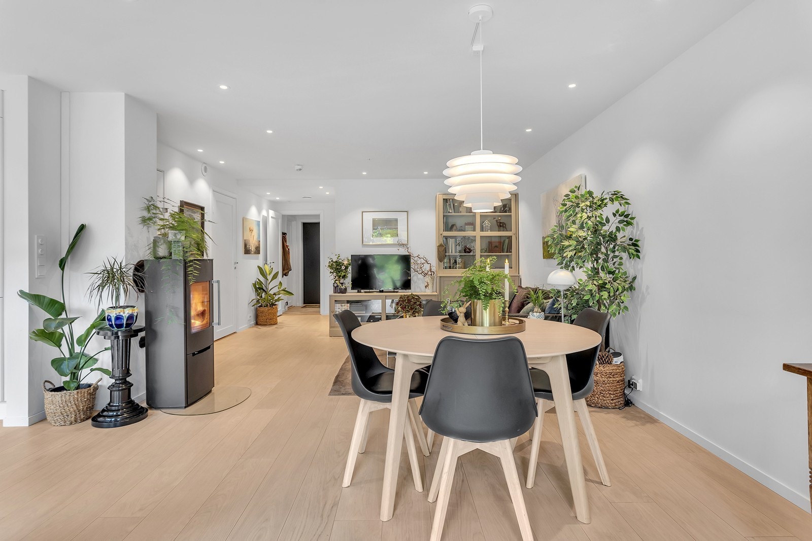 Stuen har naturlig plass til både sofagruppe og spisebord. Galleribilde