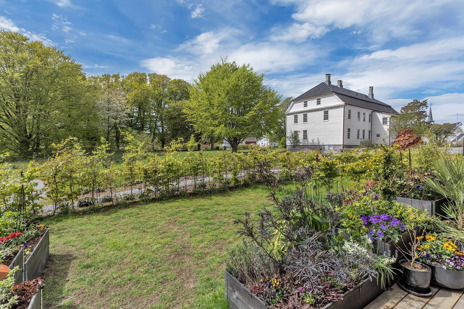I tilknytning til markterrassen disponerer leiligheten en hyggelig hageflekk med plass til beplantning og uteglede. Galleribilde